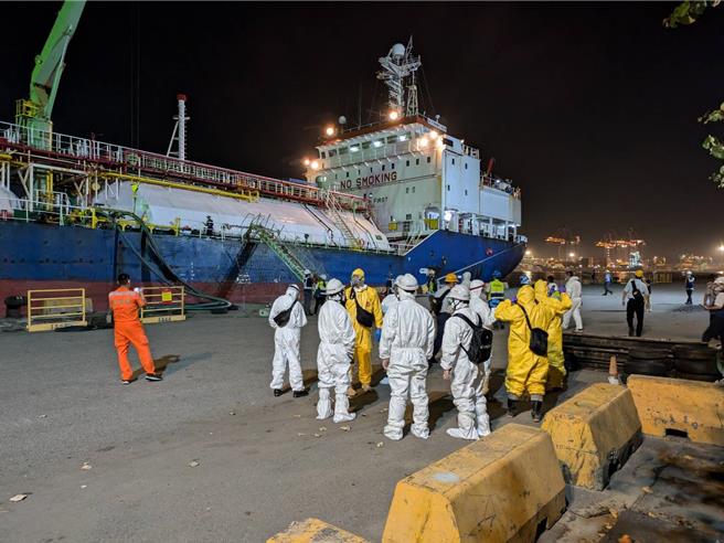 永恒47号发生氯乙烯有毒气体外泄。（士林地检署提供）