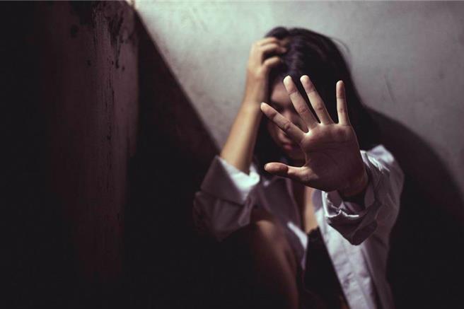 空军士官长对女上尉摸胸撩阴，判刑1年定谳须坐牢。(图:shutterstock/达志)