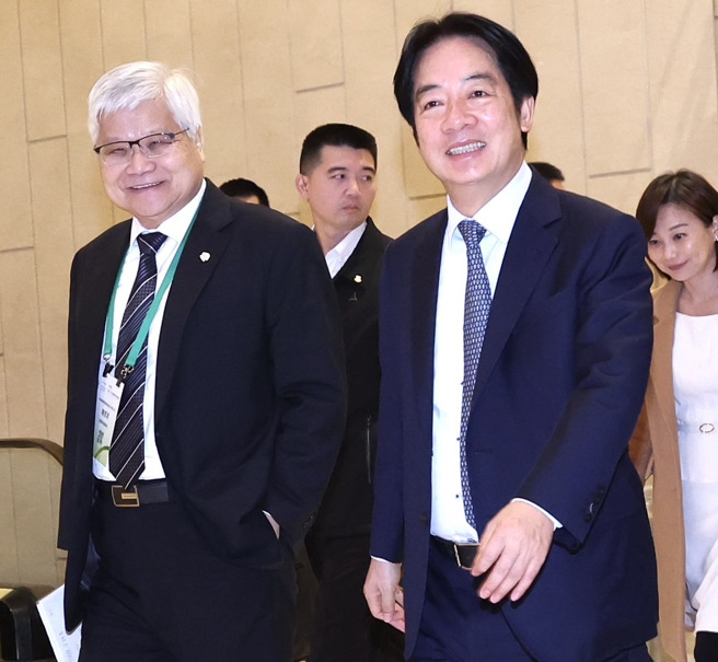 「行政院第十二次全国科学技术会议」16日举行，台积电董事长魏哲家（左）陪同赖清德总统（右）进入会场。（陈俊吉摄）