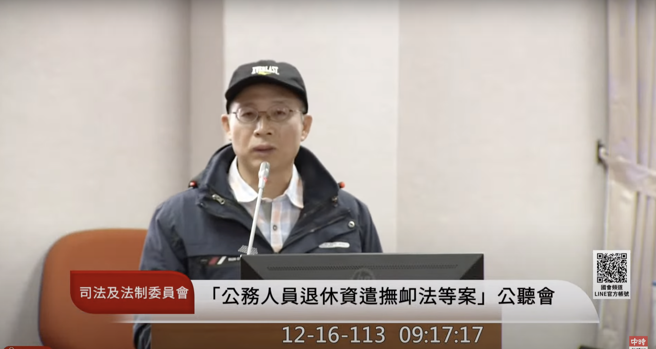 全国教育产业总工会的理事黄耀南16日表示，「年金改革是对军公教的羞辱，政府是军公教的雇主，民进党政府在上届立法院，透过多数暴力，强行通过恶法」。（翻摄自直播影片）