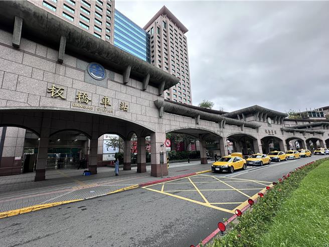 ：新北市计程车春节加成收费将自春节连假前3天起实施，共计12天，春节加收30元已计入跳表。（交通局提供）