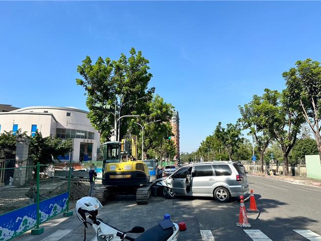高雄翁疑似恍神，直接开到对向撞上路边挖土机，全身多处受伤所幸无大碍，警方依法开出多张罚单。（警方提供／任义宇高雄传真）
