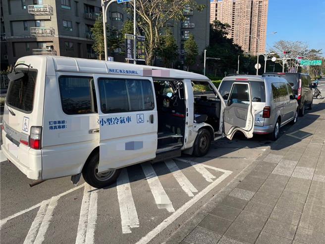 台北市一辆载送病患的復康巴士，6日上午行经新北市汐止区新臺五路二段时，意外失控撞上路边停放的两辆小客车。（警方提供／简铭柱翻摄）