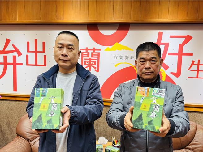 「宜蘭縣冬季優良茶品級評鑑比賽」出爐，由常勝軍冬山鄉黃秋雄（左）、楊一明（右）奪下烏龍茶組、新品種茶組的特等獎。（吳佩蓉攝）