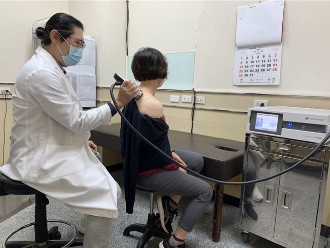 活力得中山脊椎外科医院骨科医师王振华（左）指出，非侵入性的水介质震波在门诊治疗，适合慢性肌筋膜炎患者。（活力得中山脊椎外科医院提供／纪爰高雄传真）