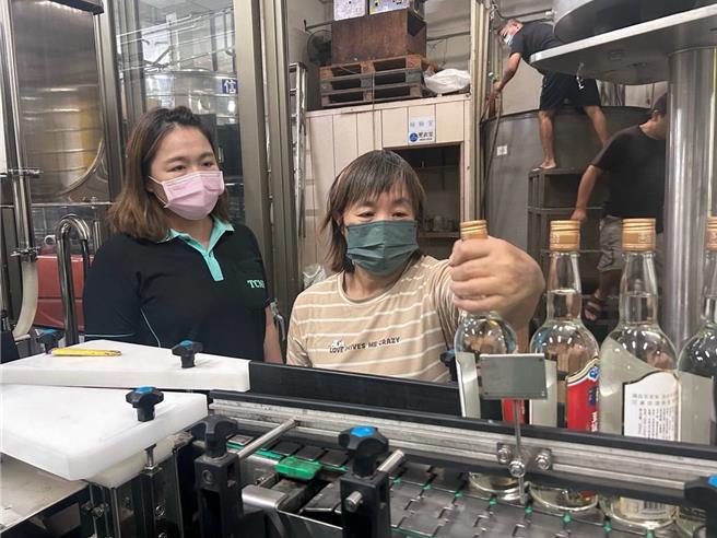 現年63歲的小江（右）重回職場，她鼓勵和她一樣的壯世代再戰職場，讓自己生活更充實。（中彰投分署提供／葉靜美彰化傳真）