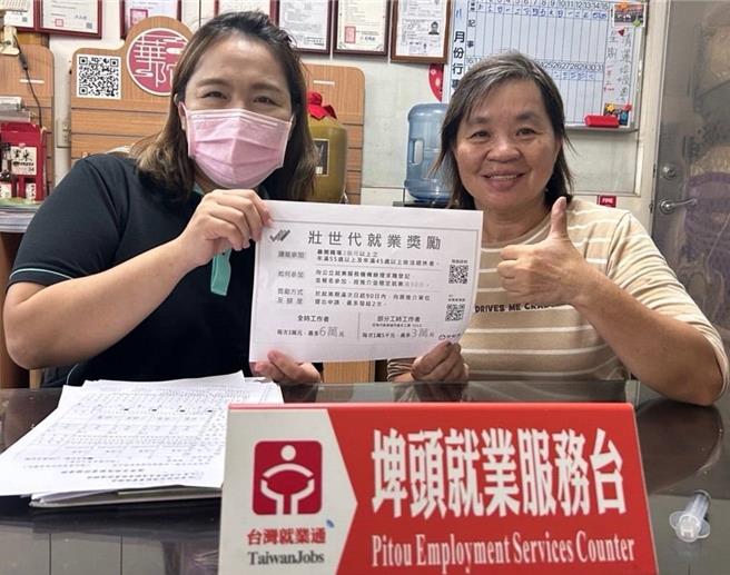 現年63歲的小江（右）重回職場，她鼓勵和她一樣的壯世代再戰職場，讓自己生活更充實。（中彰投分署提供／葉靜美彰化傳真）