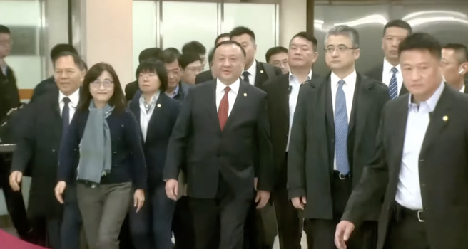 2024台北上海双城论坛，上海团由副市长华源率队，16日中午抵达松山机场。(取自直播)