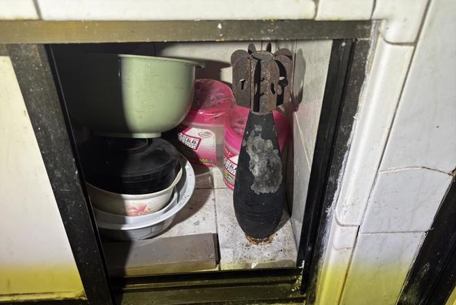 高雄市鼓山区程姓妇人在家中清理厨房时发现竟藏有未爆弹，吓得赶紧报警处理。（民眾提供／郭良杰高雄传真）