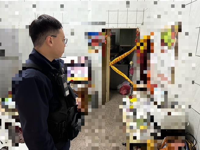 警方到场后对程姓妇人家中厨房拉起封锁线。（民眾提供／郭良杰高雄传真）