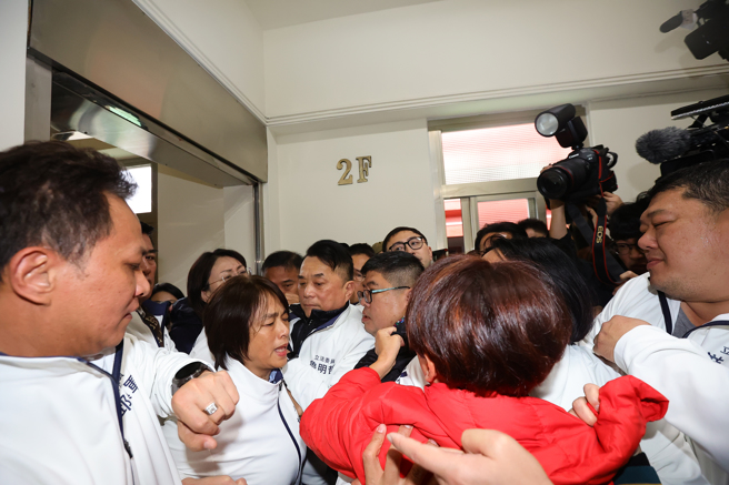 立法院内政委员会16日排审选罢法修正草案，国民党立委预先守住前往会议室的通道，蓝绿双方僵持在通道上，数度爆发拉扯及口角。（资料照/刘宗龙摄）