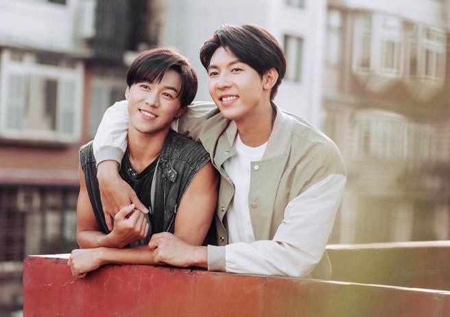 游书庭（左）和刘丞在MV《爱为你存在》演出热恋情侣感。（艾迪升传播提供）