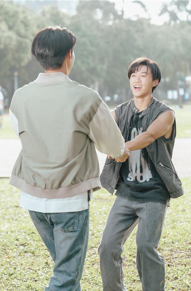 游书庭（右）和刘丞不停转圈圈，险些站不住脚。（艾迪升传播提供）