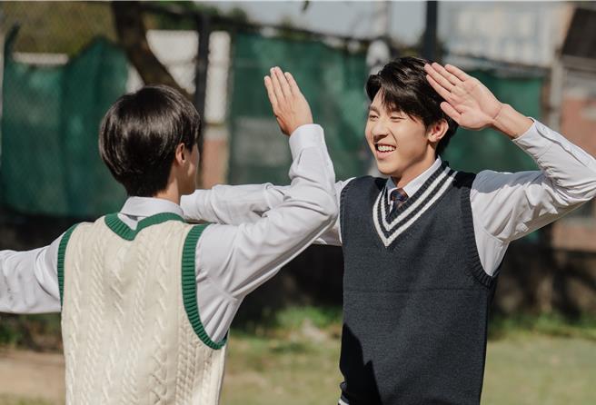 刘丞（右）和游书庭在MV中自创逗趣「告白舞」。（艾迪升传播提供）