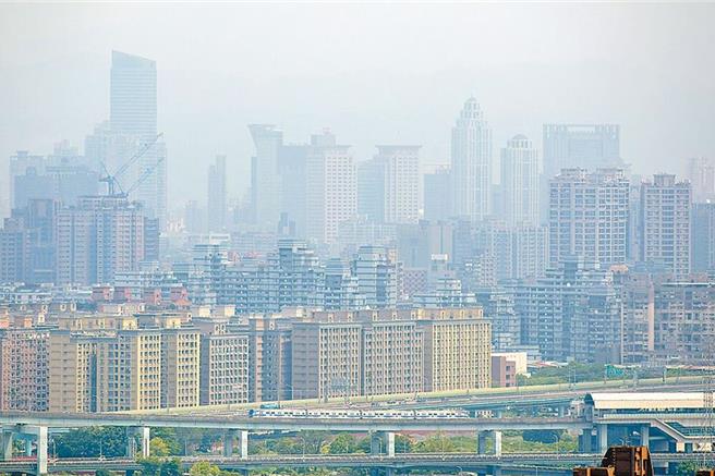 环境部指出，中国山东到上海16日仍有霾害，预计污染物持续累积，将伴随东北季风或大陆冷气团南下影响我国空气品质，18日空气品质为橘色提醒至普通等级。（示意图／本报资料照片）