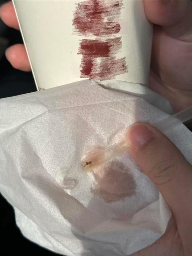高雄有民眾匿名在网路上爆料，知名老牌红茶楠梓分店饮料内有虫。（画面翻摄脸书社团高雄大小事／纪爰高雄传真）