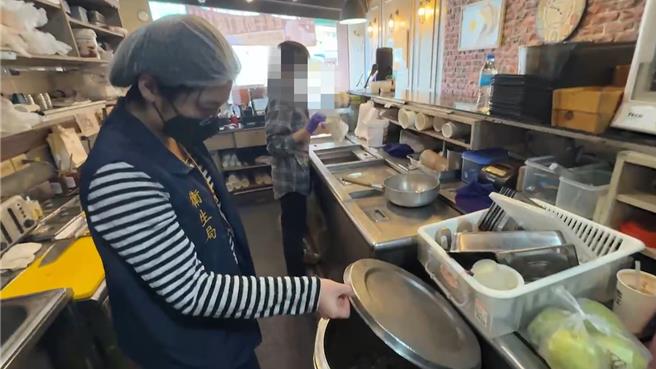高市卫生局前往该店稽查，发现作业场所冰箱未清洁、垃圾桶未加盖、清洁用品未分区、员工未佩戴髮帽等多项缺失，饬令业者限期改善。（卫生局提供／纪爰高雄传真）