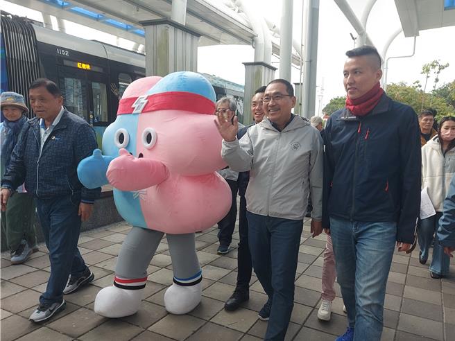 新北市长侯友宜16日出席淡海轻轨壮宝列车首航记者会。（张铠乙摄）