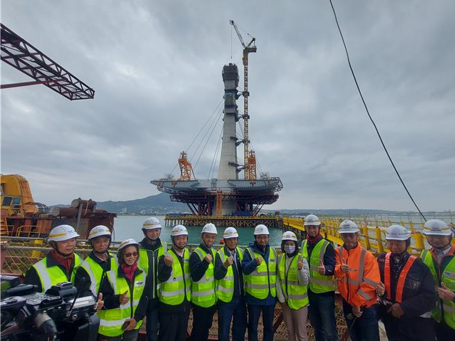 新北市长侯友宜16日视察淡江大桥施工进度。（张铠乙摄）