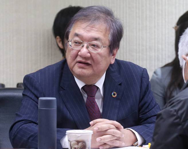 衛福部公布霸凌調查結果，卻未公開完整調查內容，遭立委質疑。部長邱泰源今承諾，完成去識別化後，將親持報告到各委員辦公室進行說明。（趙雙傑攝）