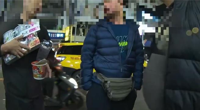 3人因泡麵引发口角。（三重警分局提供）