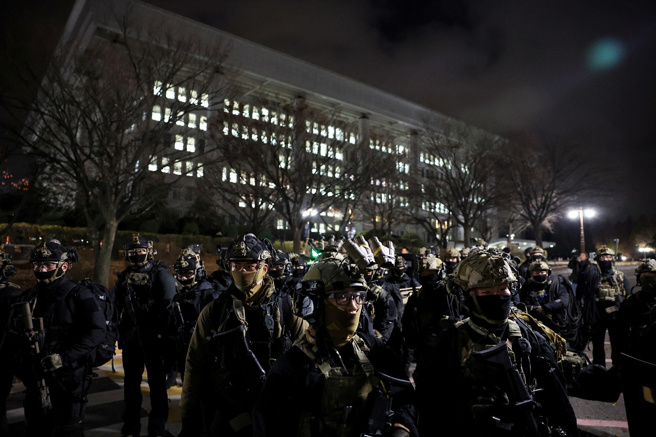 圖為4日凌晨駐守在國會大廈外的南韓軍人。（路透社）