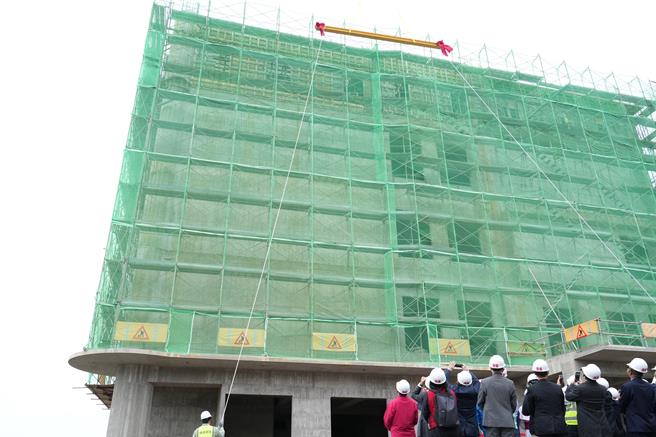 重建的澎湖惠民医院16日上梁典礼完成后，预定明年完工启用。（澎湖县政府提供／许逸民澎湖传真）