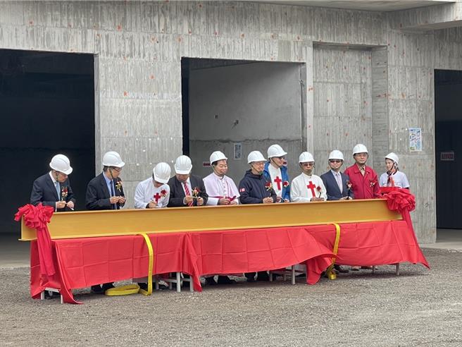 重建的澎湖惠民医院16日上梁典礼，由贵宾在梁上签名祈福。（许逸民摄）