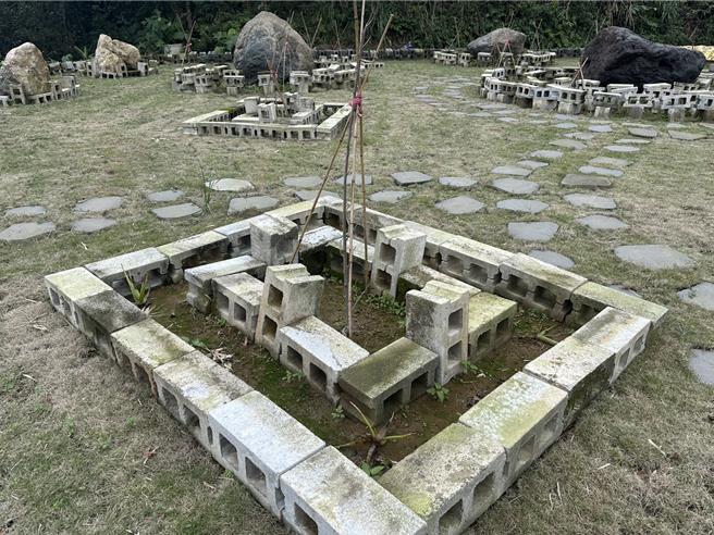 萬里區驚傳神秘宗教活動，農地被發現擺放動物雕塑、大型巨石及空心水泥磚。（萬里區公所提供）