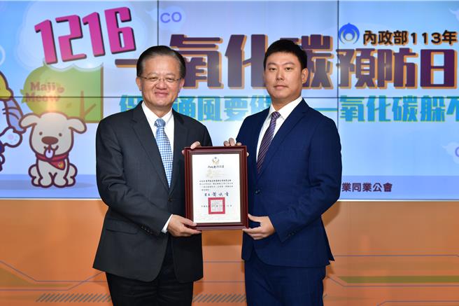 消防署长萧焕章颁赠感谢状予台湾区瓦斯器材工业同业公会理事长侯劭谚。（消防署提供）