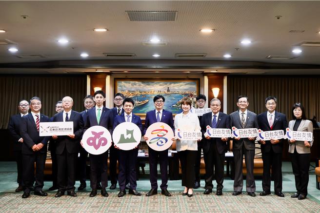 日本青森县宫下宗一郎知事、陆奥市山本知也市长与高雄市长陈其迈签署国际交流促进备忘录，推动农渔物产、台日观光及教育、产业等领域交流合作。（高市府行国处提供）