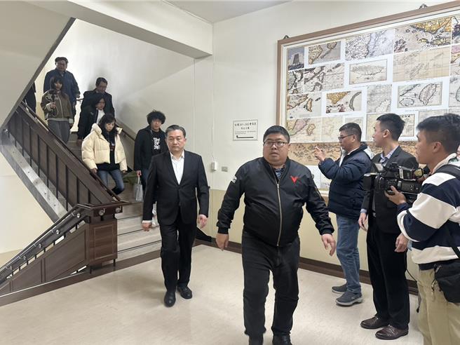 民进党立委2度衝协商现场抗议。（杨亚璇摄）