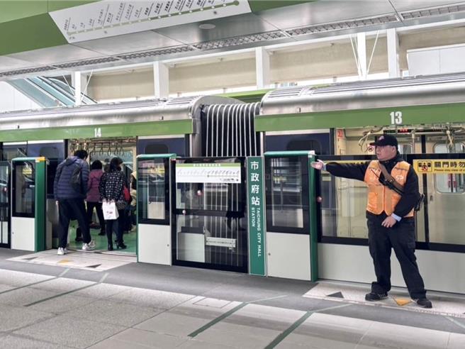 台中捷运公司16日表示，台电公司今早8时许跳电，造成捷运绿线电力异常，部分车站局部月台门受断復电影响。（中捷提供）