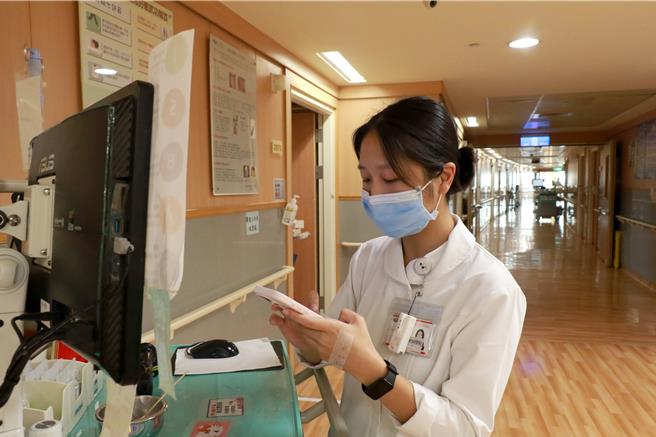 台中慈济医院协助新进护理师适应繁忙的临床工作，推出数位工具「护理秘书」。（台中慈济医院提供／李京升台中传真）