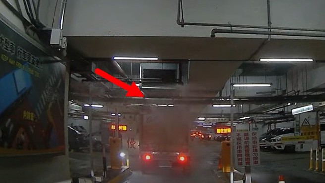 货车无视限高硬闯，结果撞破上方消防水管。（翻摄WoWtchout）