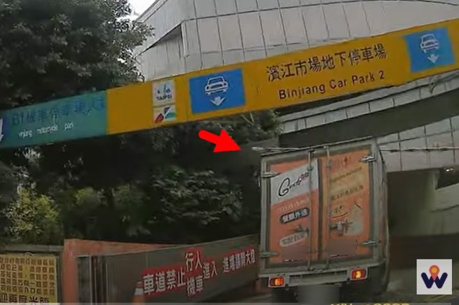 货车无视限高硬闯，结果撞破上方消防水管。（翻摄WoWtchout）