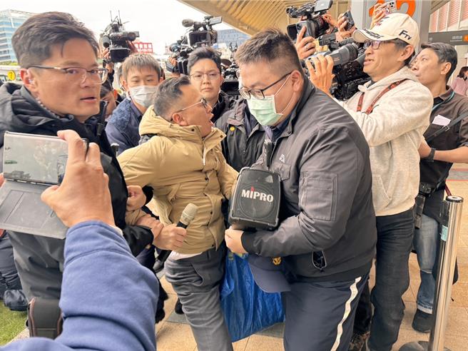 新党成员游智彬试图衝入不同意见阵营，警方事先掌握情资立即将人带离。（民眾提供）