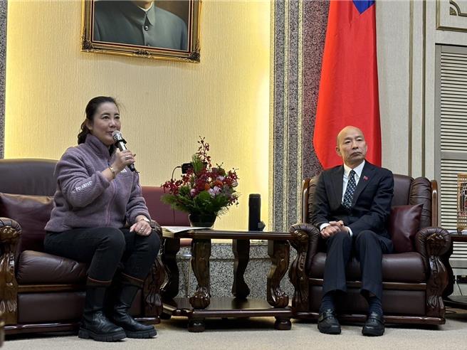 民進黨團幹事長吳思瑤（左）與立法院長韓國瑜（右）。（楊亞璇攝）