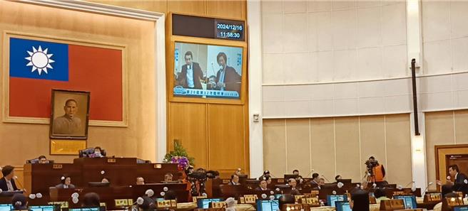 彰化縣議員楊子賢質詢彰化大巨蛋，認為王惠美是「情緒勒索」，王惠美則反問楊是否反對彰化的建設，雙方火藥味十足。（葉靜美攝）