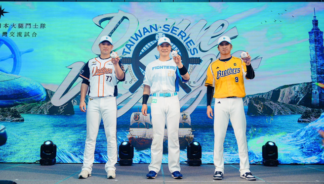 日职火腿队将在明年3月来台进行交流赛，统一狮林安可（左起）、火腿队清宫幸太郎、中信兄弟王威晨代表出席记者会。（悍创运动行销提供）