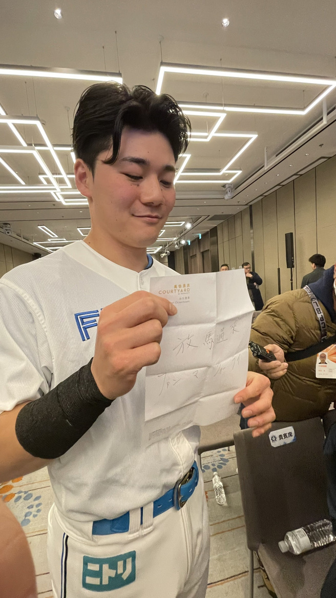 火腿队清宫幸太郎拿出「放马过来」中文小抄。（毛琬婷摄）