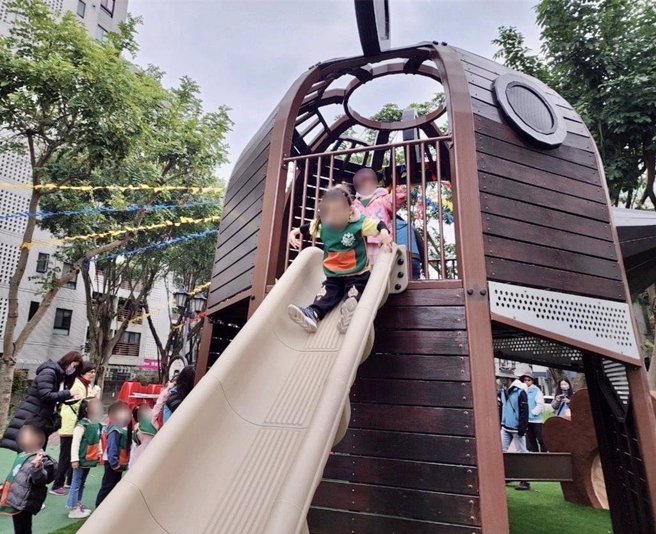 新店吉安公园新增大熊溜滑梯及秋千等游乐设施。（新店区公所提供）