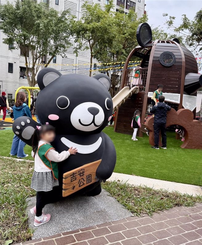 新店吉安公园新增大熊溜滑梯及秋千等游乐设施。（新店区公所提供）