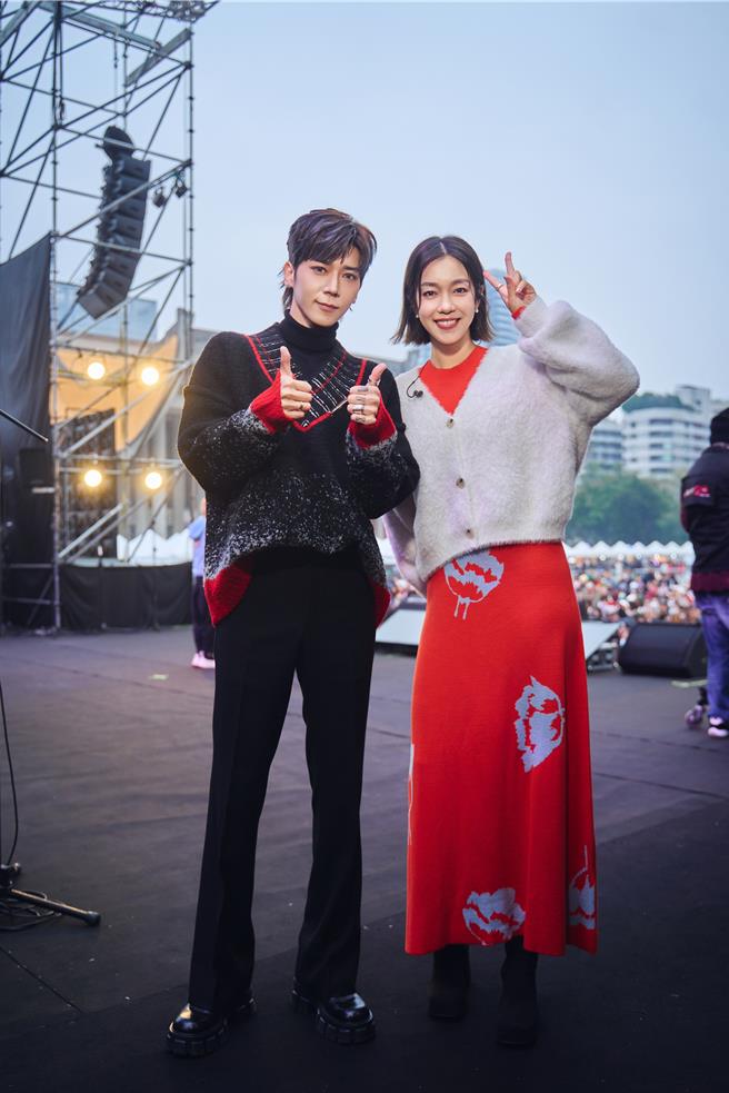 畢書盡與大霈在後台相見歡。（索尼音樂提供）