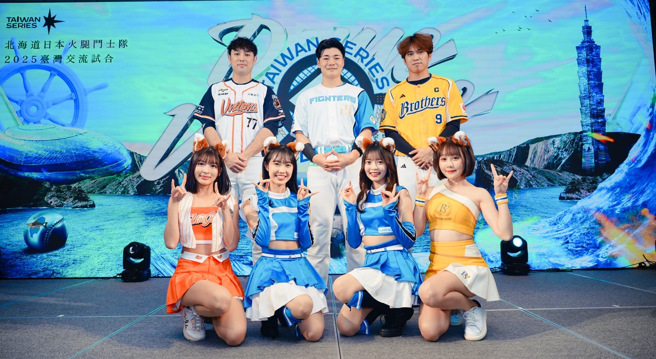 日职火腿队将在明年3月来台进行交流赛，统一狮林安可（左起）、火腿队清宫幸太郎、中信兄弟王威晨代表出席记者会。（悍创运动行销提供）