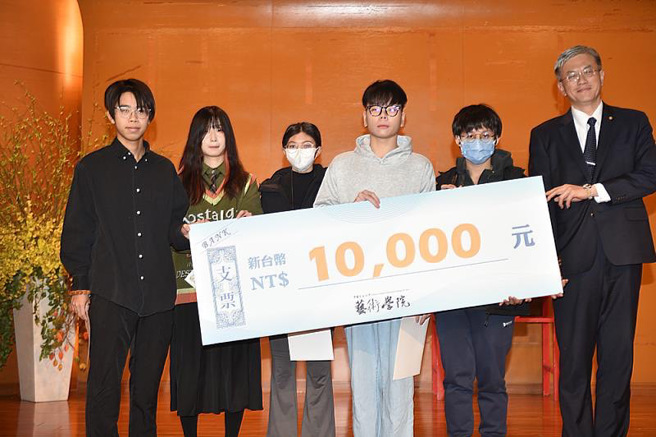 美術系的溫在睿、林涵穎、蕭杰倫、薛陽寧和楊秉軒以作品《松弛鼠餅》奪下本屆「最佳美術設計賞。(照片/文化大學提供)