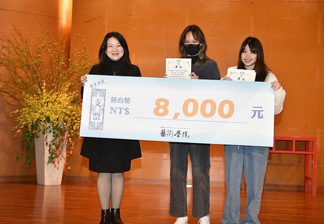 第11組以作品《呀裂呀裂》贏得「最佳創意設計賞」。(照片/文化大學提供)