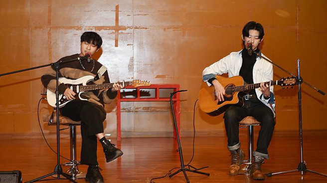 文化大學達人星新秀，音樂系金文濤、游益凱獻唱小鎮姑娘。(照片/文化大學提供)