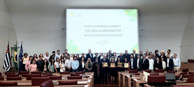 参与UI GreenMetric World University Ranking Seminar and Award Ceremony 2024各大学代表合影。(照片/暨南大学提供)