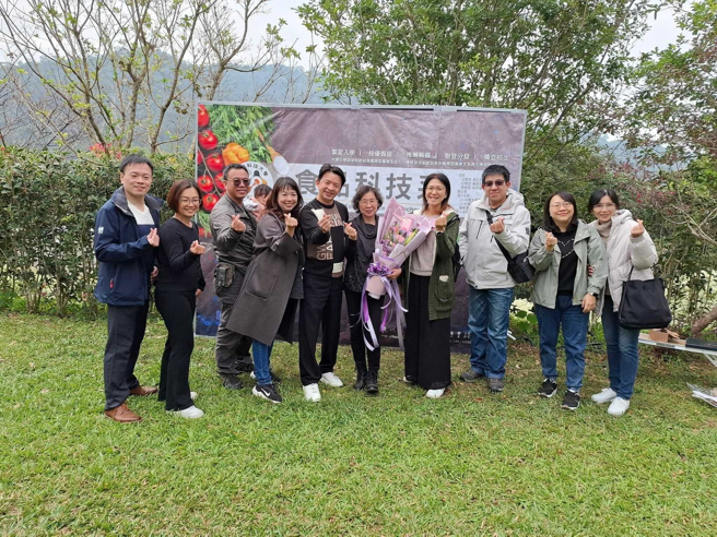 中臺科大研發長朱淑珍老師與第六屆系友(導師班學生)合影。(照片/中臺科大提供)